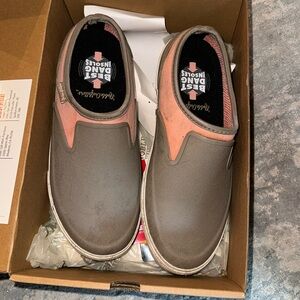 Women’s size 10 muds weekender slip on